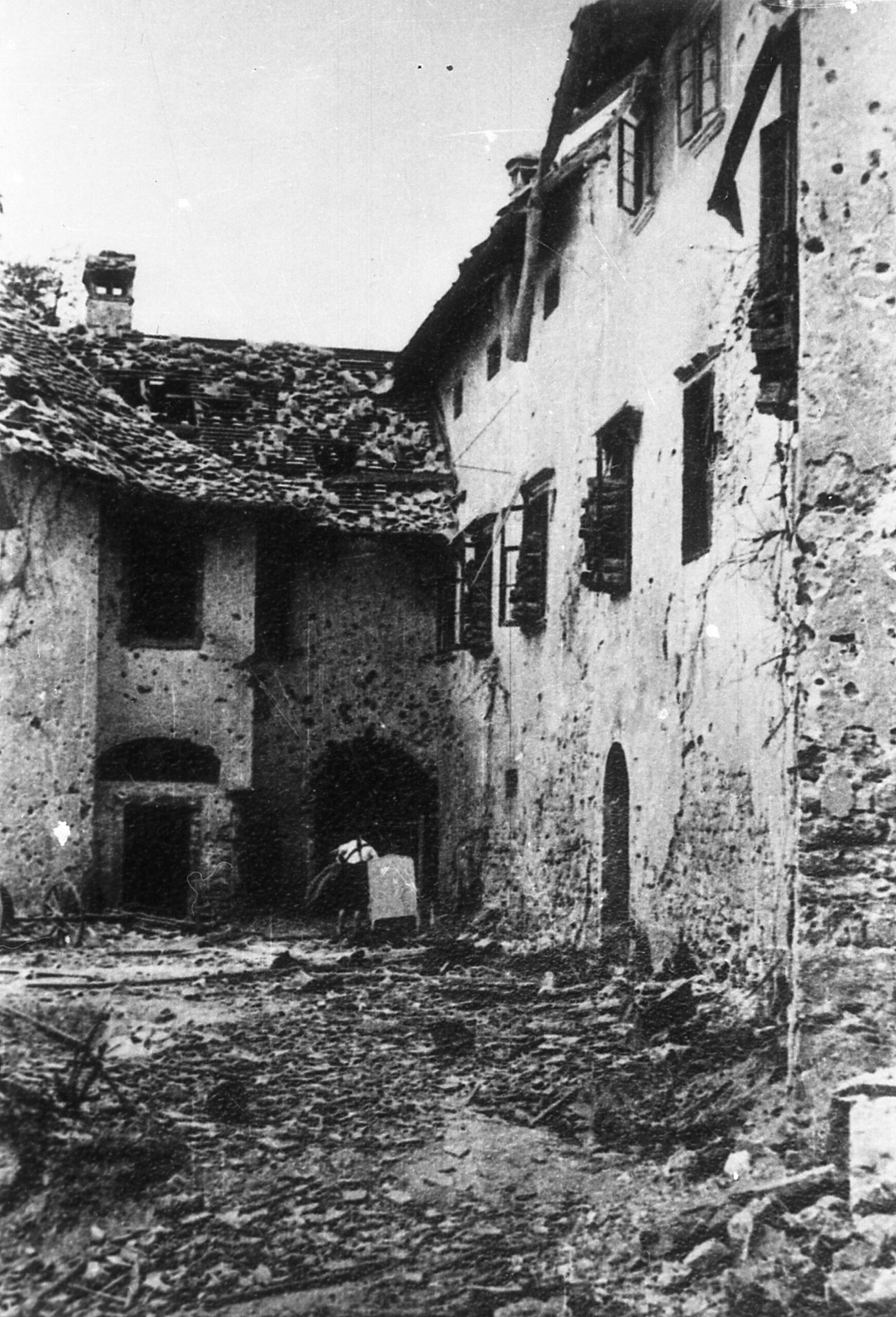 Grad Turjak neposredno po končanih bojih, neznan fotograf, 1943. Hrani Muzej novejše in sodobne zgodovine Slovenije.