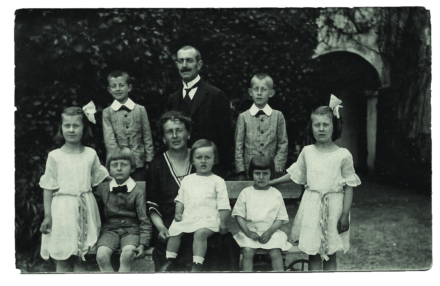 Ena redkih fotografij celotne medvojne generacije turjaških Auerspergov, okoli leta 1922. Hrani družina Auersperg, Reideben.