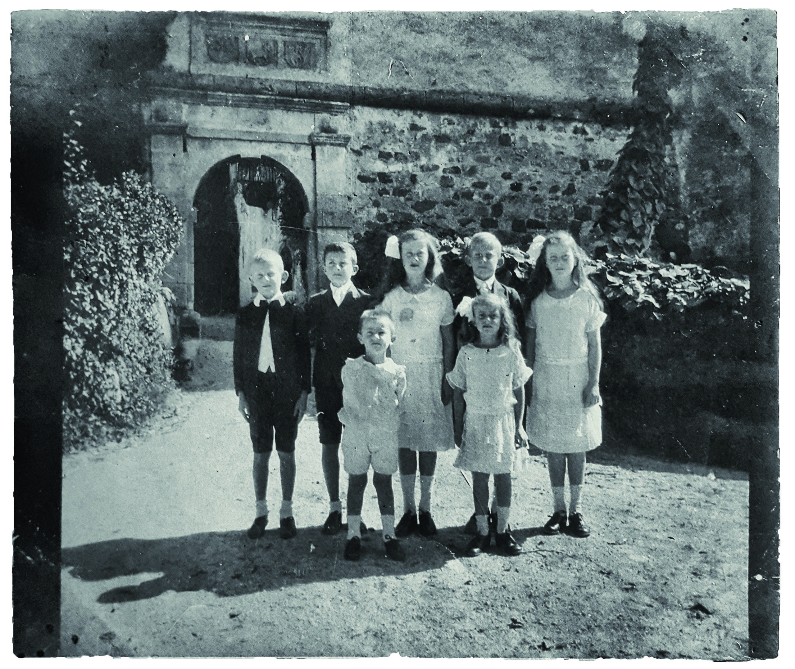 Turjaški otroci pred vhodom, okoli leta 1923. Hrani družina Auersperg, Reideben.