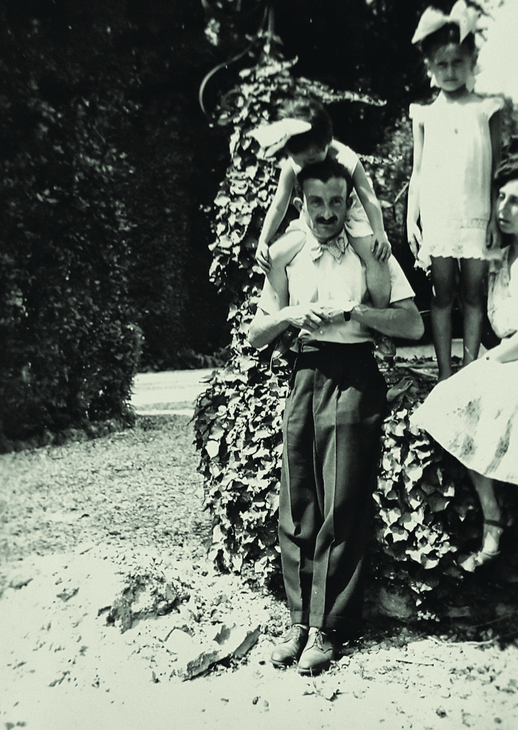 Grof Herward in njegova žena Marie-Edith (skrajno desno), med njima stoji Enrica, na Herwardovih ramenih Gisela Beatrice. Hrani družina Auersperg, Reideben.