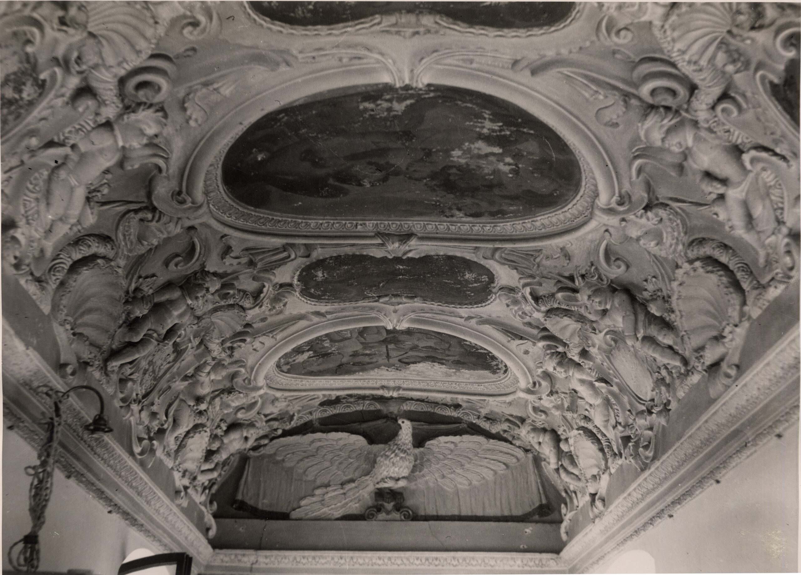 Na fotografiji štukatura in poslikava iz ok. 1660, ki prikazuje mitološke ljubezenske prizore. Hrani INDOK.