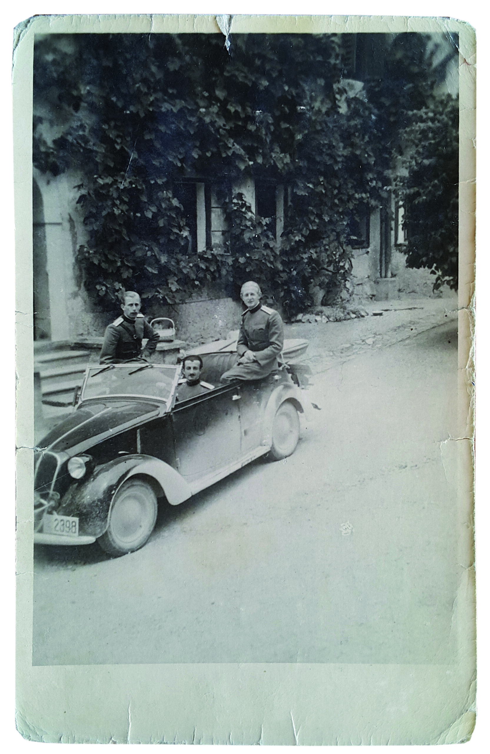 Bratje Auersperg v uniformah jugoslovanske kraljeve vojske, 1938.  Hrani družine Auersperg, Reideben.