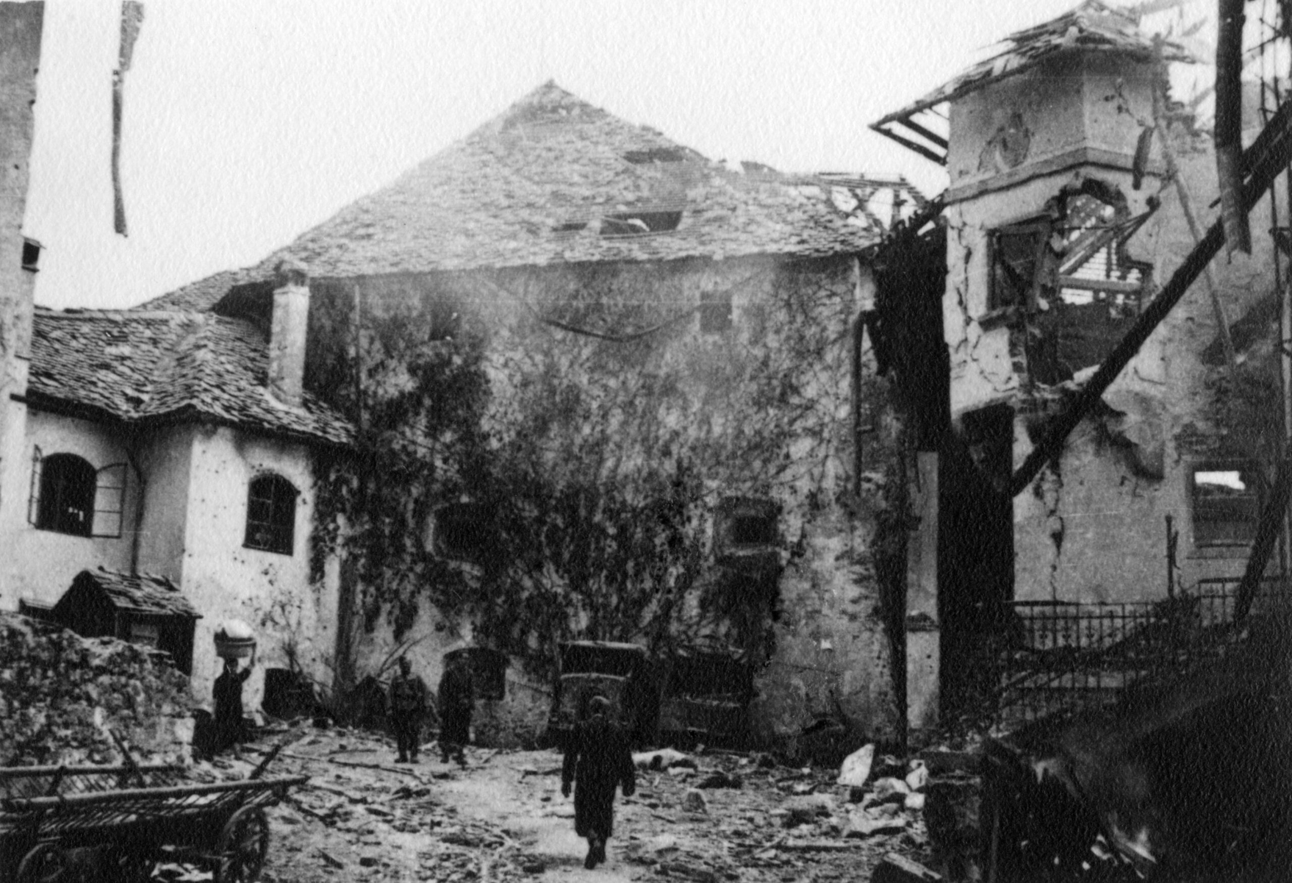 Grad Turjak neposredno po končanih bojih, neznan fotograf, 1943. Hrani Muzej novejše in sodobne zgodovine Slovenije.