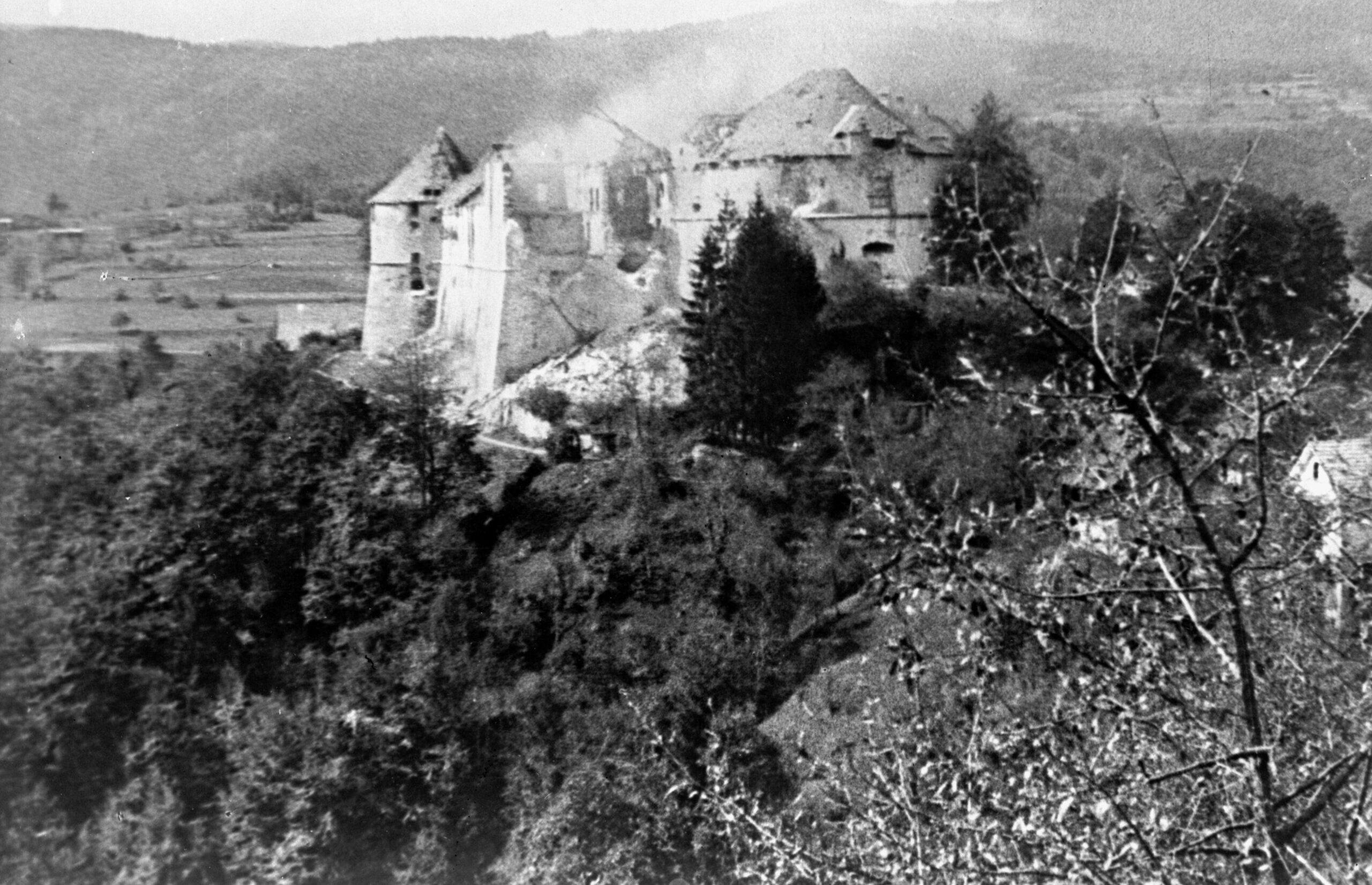 Grad Turjak neposredno po končanih bojih, neznan fotograf, 1943. Hrani Muzej novejše in sodobne zgodovine Slovenije.