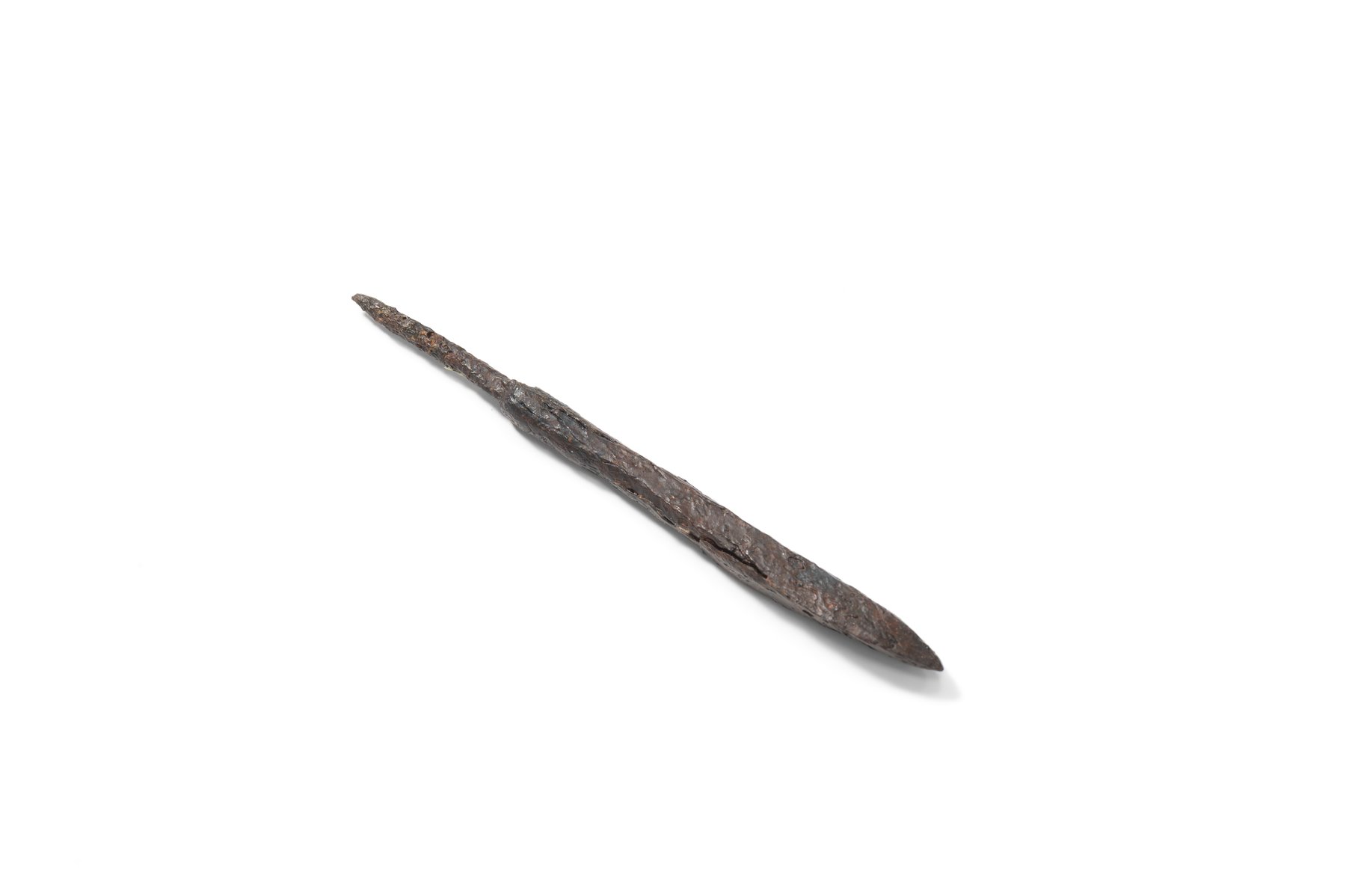 Iron arrowhead with a spike tang, a diamond-shaped cross-section and a willow-leaf-shaped profile. (13th) 14th–15th century. 