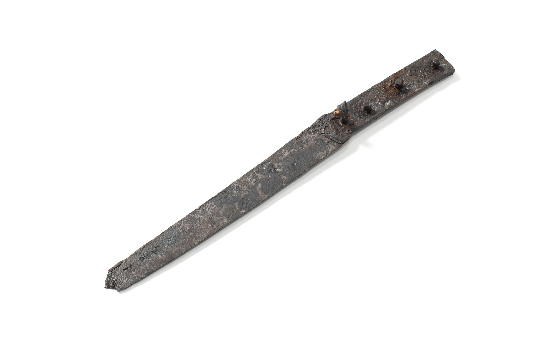  Iron knife with a flat tang. 15th–early 16th century. 